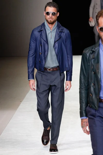 Look 16